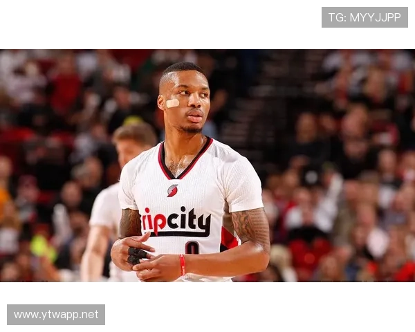 利拉德休赛期天天凌晨四点打卡训练馆，邻居以为他家漏水报了三次警