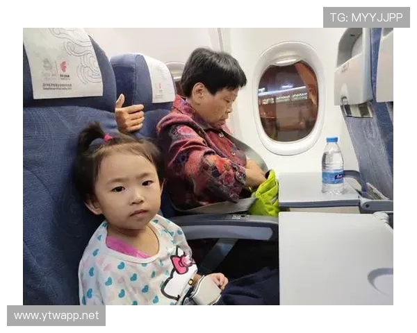 娜奥米·大阪拎着外卖袋从私人飞机下来的时候，我差点把手机掉地上